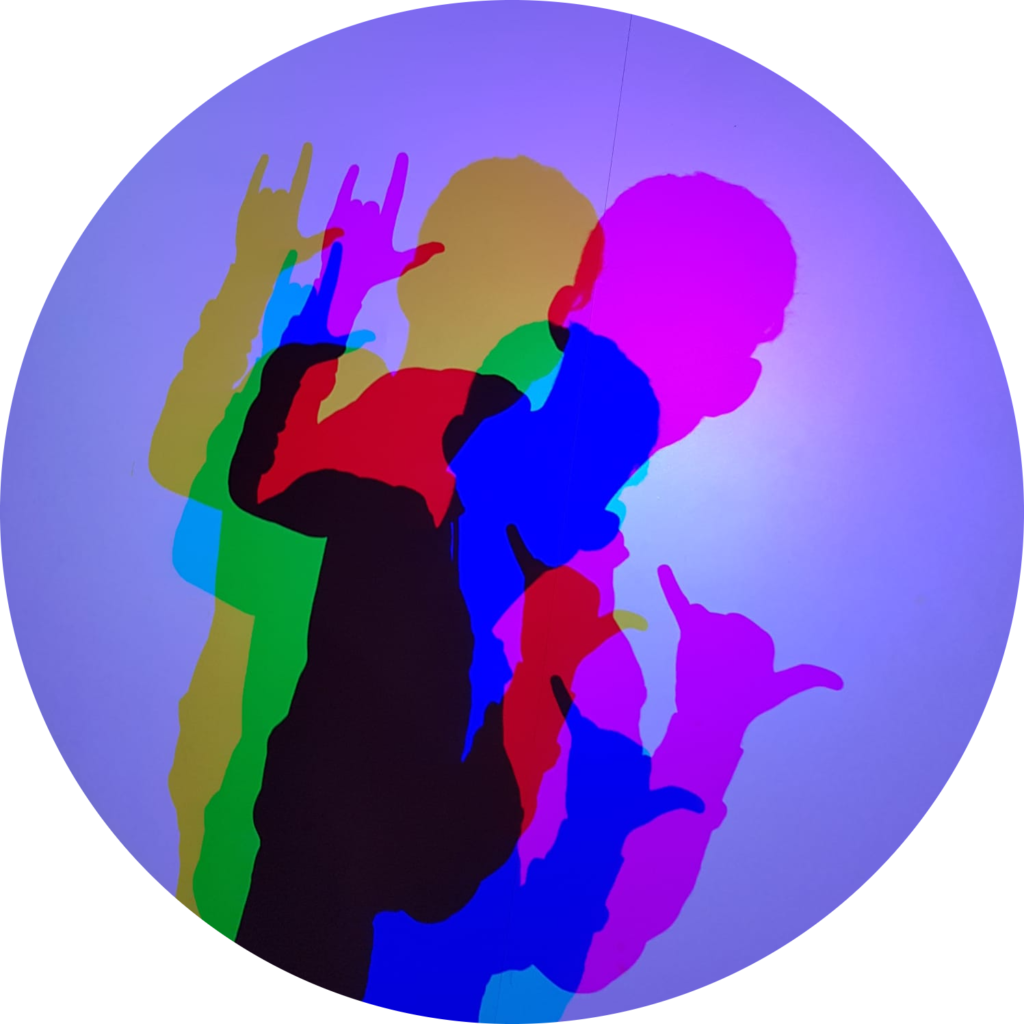 Photo d'une personne montrant différentes ombres de différentes couleurs.